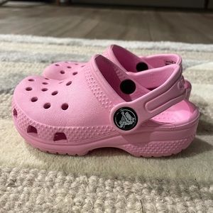 Kids pink crocs 🐊 size 6